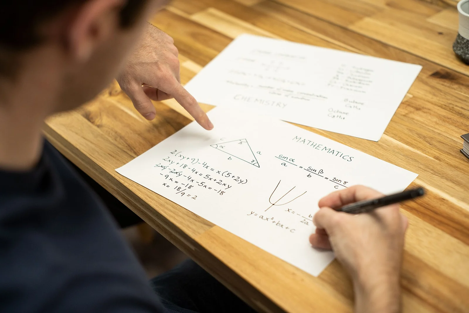 Accompagnement individuel sur des exercices de mathématiques.